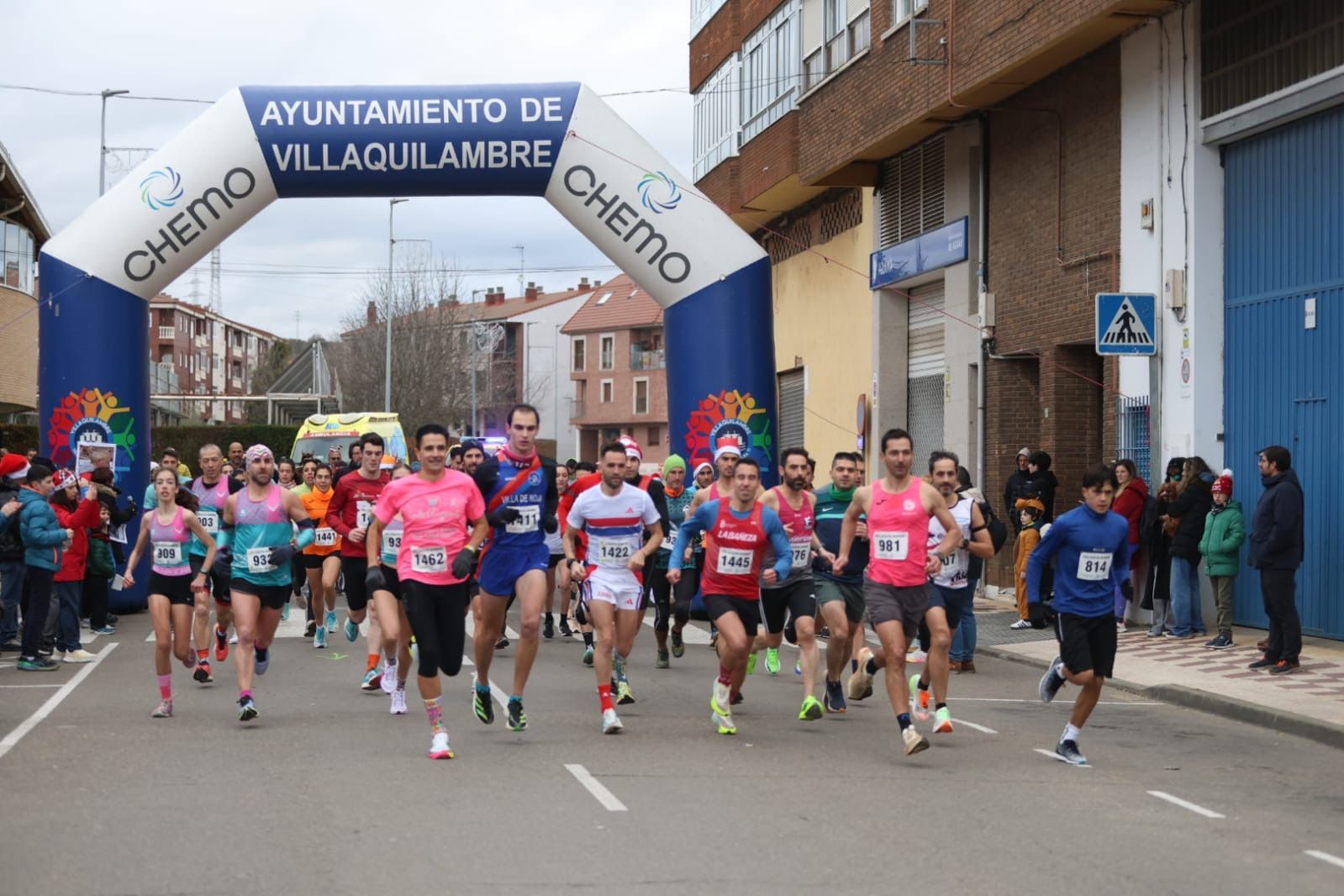 Un instante de la salida de la San Silvestre Villaquilambre. | REPORTAJE GRÁFICO: FERNANDO OTERO