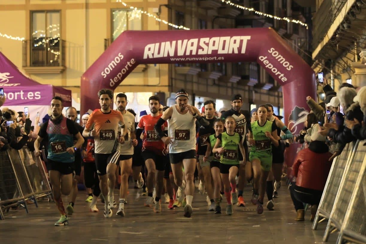 Primeros compases de la Carrera de Navidad de Astorga. | REPORTAJE GRÁFICO: FERNANDO OTERO