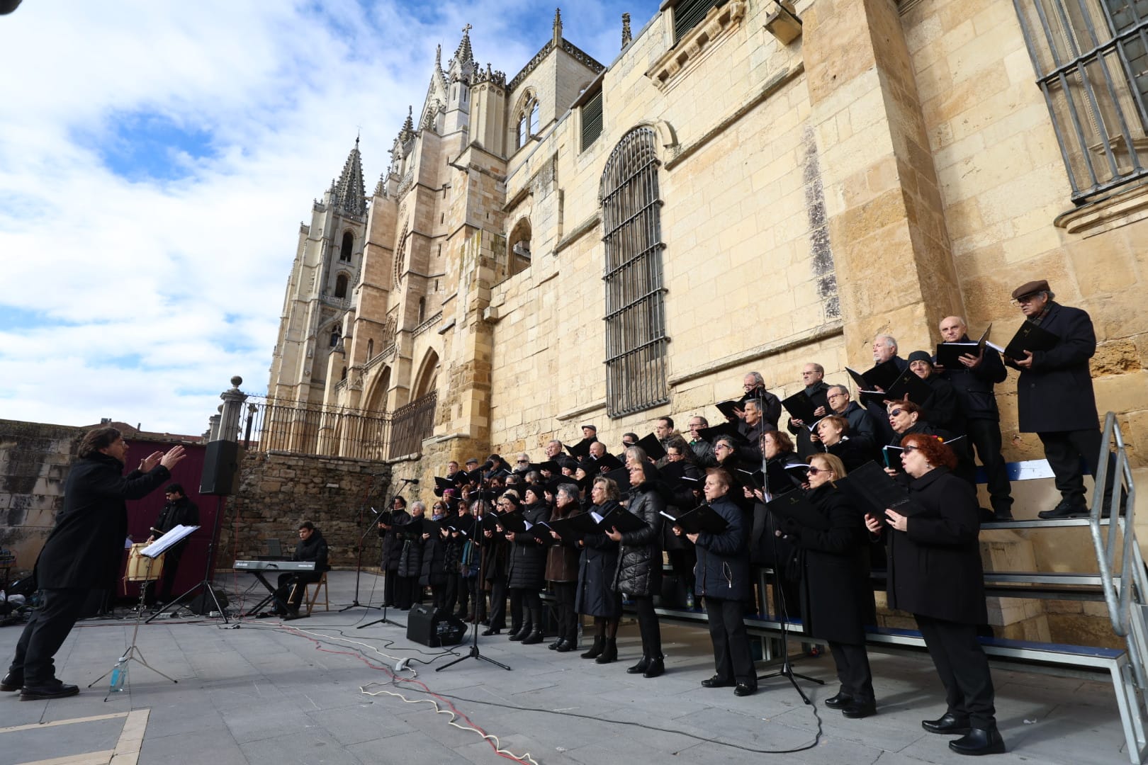 Un momento del concierto navideño celebrado en Puerta Obispo por el Orfeón y el Coro Vegazana. | FERNANDO OTERO