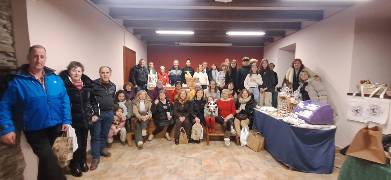 Ambiente, convivencia y espíritu navideño el mercadillo de Murias de Paredes. 