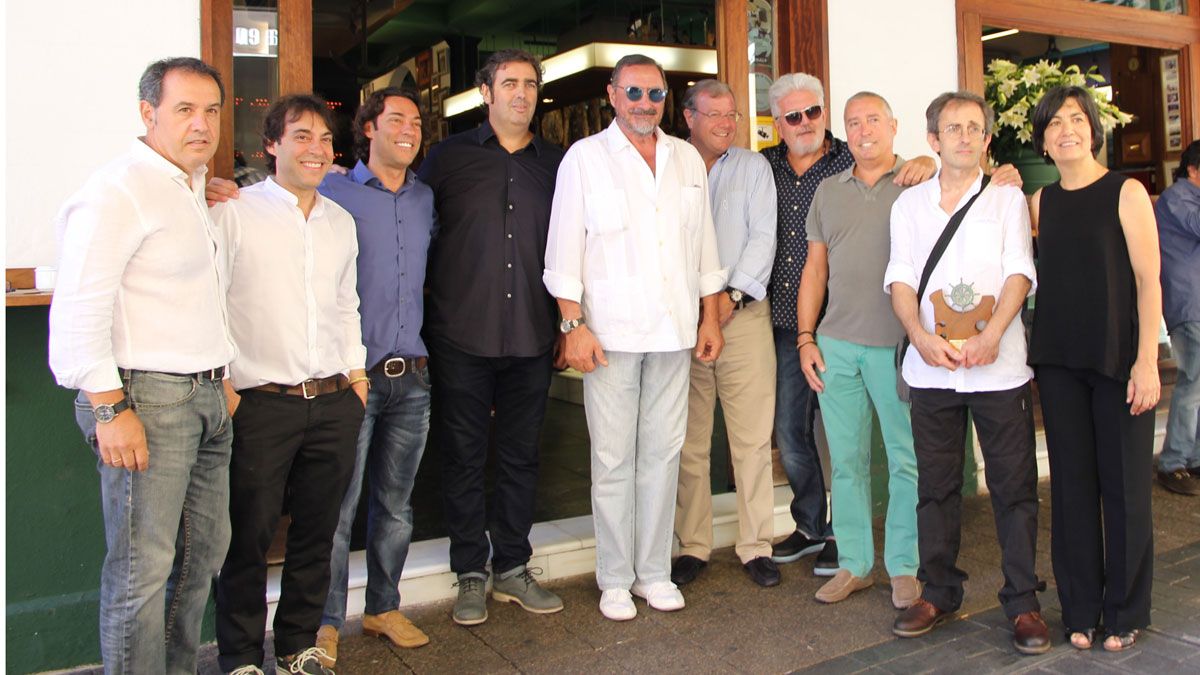 Los artistas galardonados y patrocinadores en una foto de familia este domingo a la entrada del Camarote Madrid.