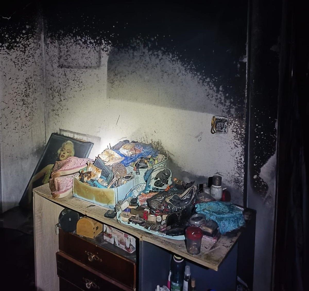 Interior de la vivienda en la que se produjo el incendio de Azadinos. | BOMBEROS AYTO. DE LEÓN