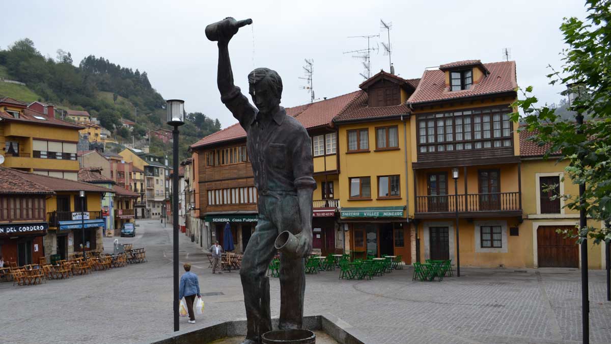 El camino me lleva hasta la iglesia de San Xuan y al lado una escultura de un escanciador me sitúa en la plaza El Requexu. | J.A. CUÑARRO