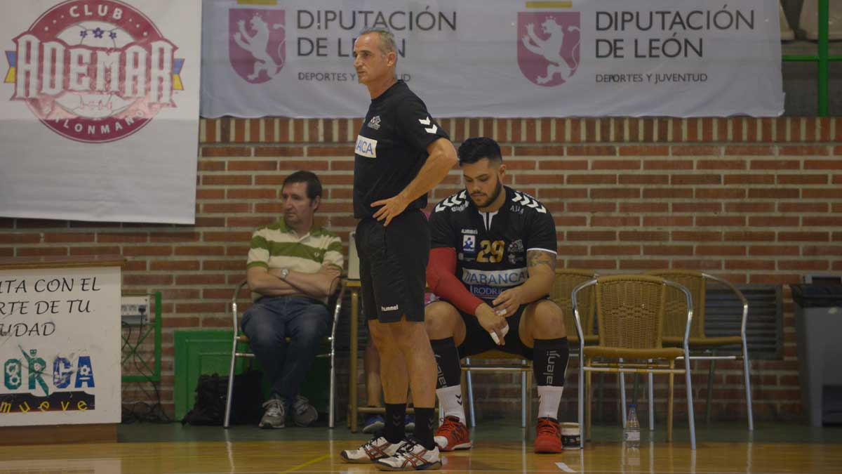 Rafa Guijosa, con Javi García en la silla de cambios, durante un encuentro de esta pretemporada. | MAURICIO PEÑA
