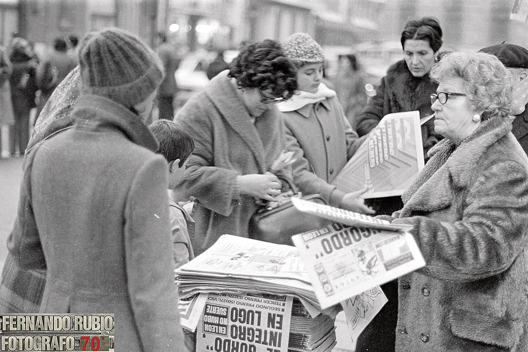 Con el titular de que el gordo se había ido para Galicia se buscaba en consuelo en la lista de la pedrea... y si allí tampoco, pues salud. | FERNANDO RUBIO