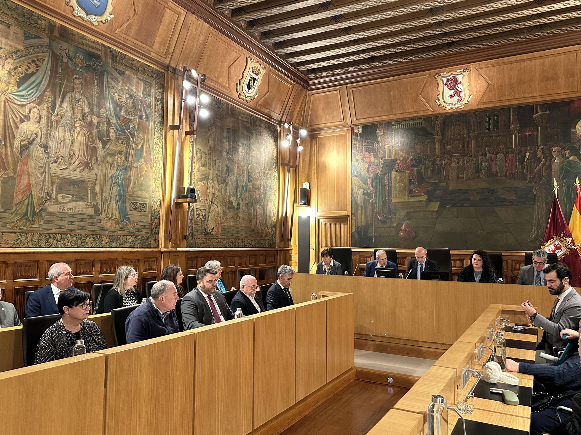 Un instante de la sesión plenaria del Ayuntamiento de León celebrada este lunes en el Palacio de los Guzmanes. | LNC