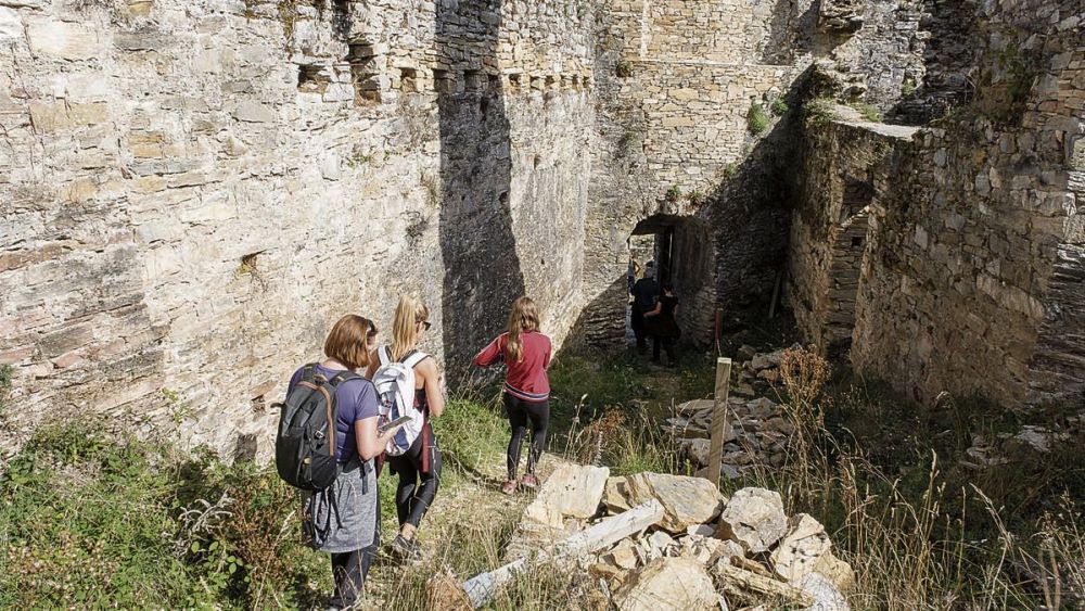 Interior del castillo de Sarracín, cuyas obras son objeto de la trifulca política. | VICENTE GARCÍA