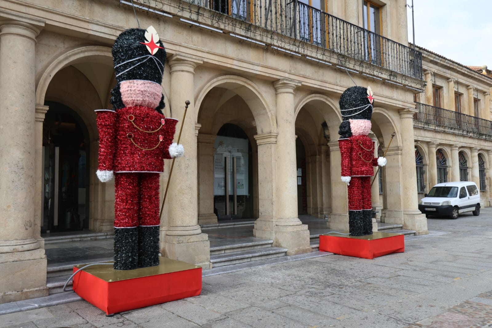 Imagen de los soldados que custodian estas navidades la puerta del Ayuntamiento en San Marcelo. | FERNANDO OTERO