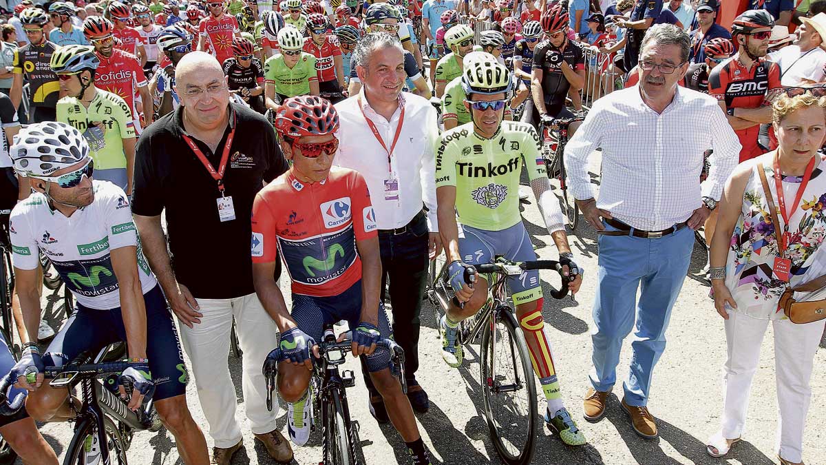 Valverde, Quintana yContador, junto a las autoridades antes del protocolario corte de cinta. | FRAN SABUGO