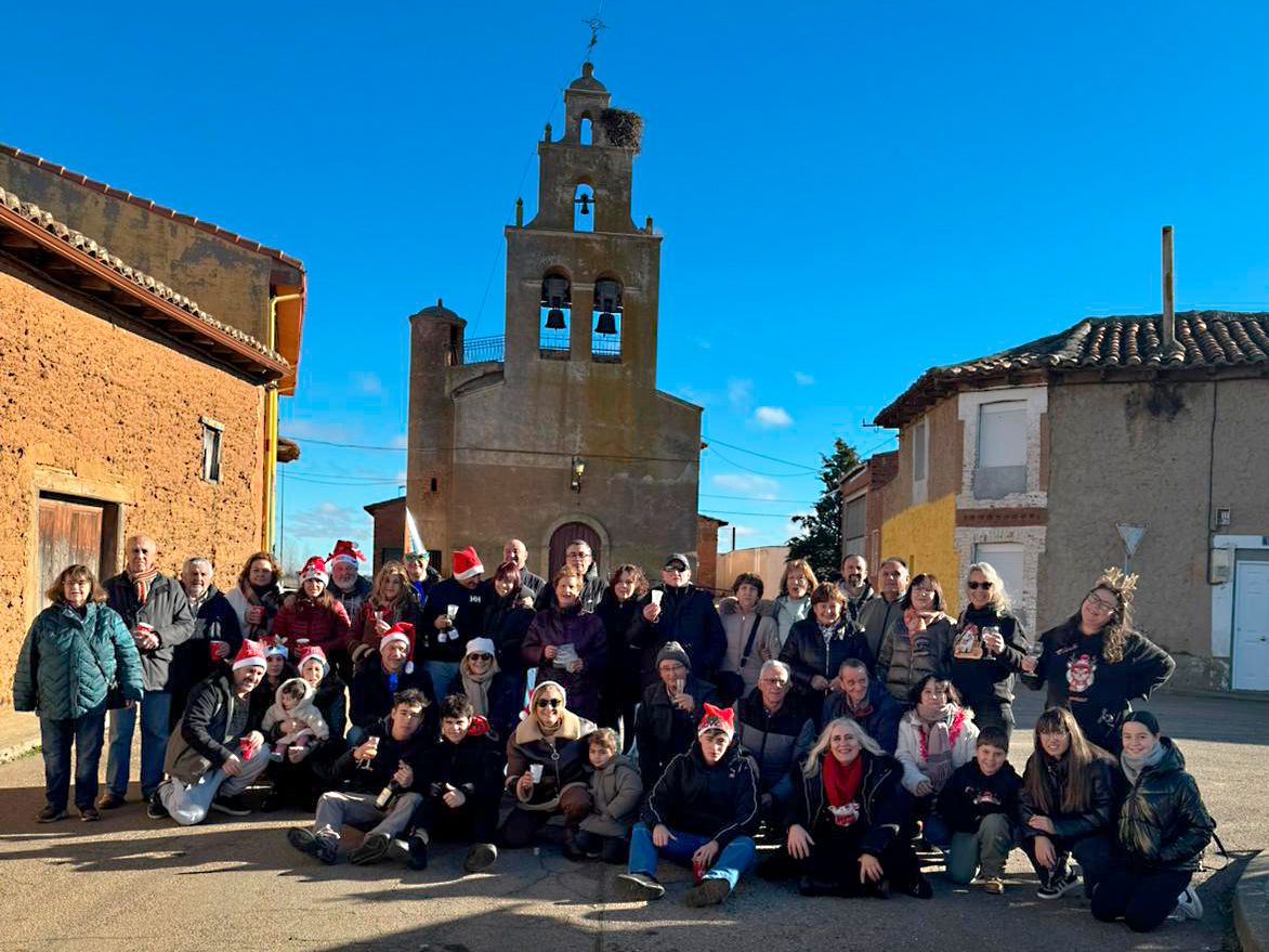 Vecinos de Villarrín del Páramo frente a la iglesia tras las campanadas anticipadas del 28 de diciembre de 2025. | L.N.C.