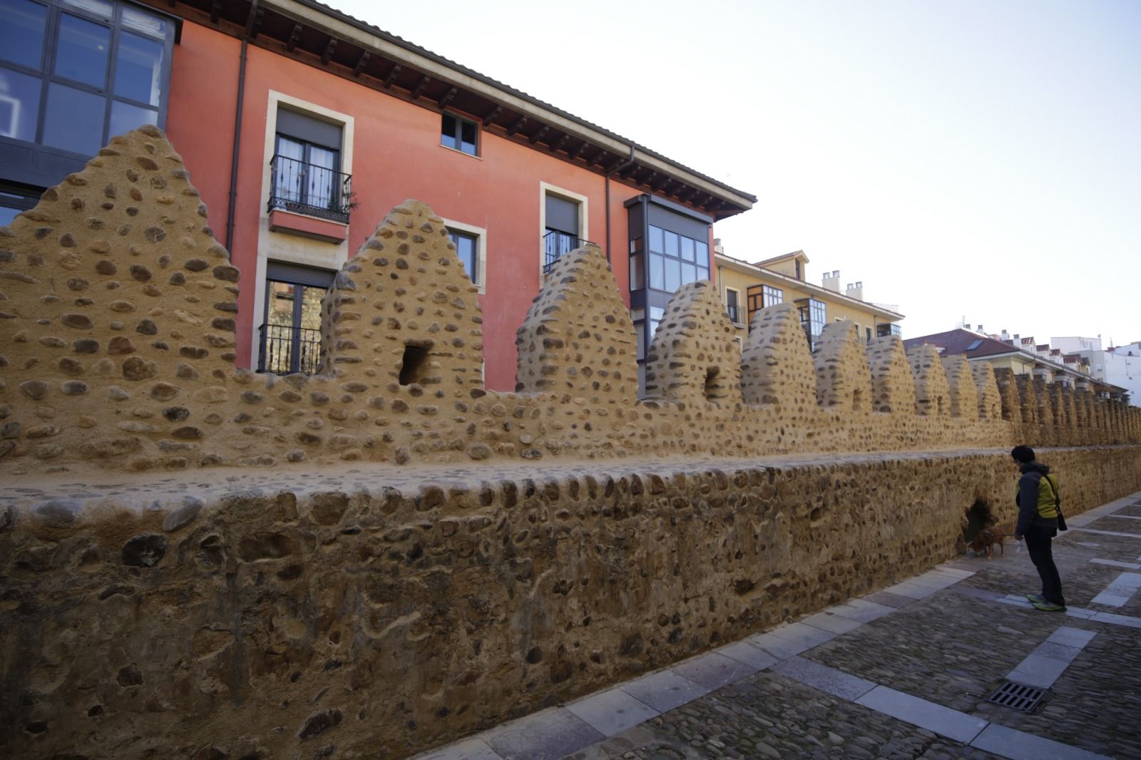 Imagen del resultado de los trabajos ya realizados sobre la muralla medieval de la capital leonesa. | FERNANDO OTERO