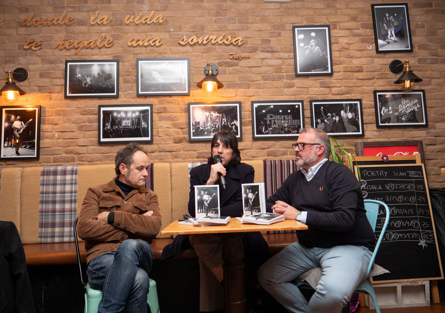 Héctor Escobar, Alex Amorós y Miguel Borraz durante la presentación del fanzine ‘Le Scéne’. | VICENTE GARCÍA