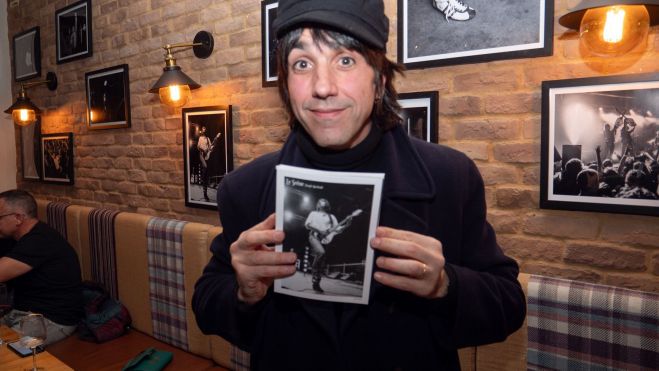 Alex Amorós mostrando su fanzine.VICENTE GARCÍA