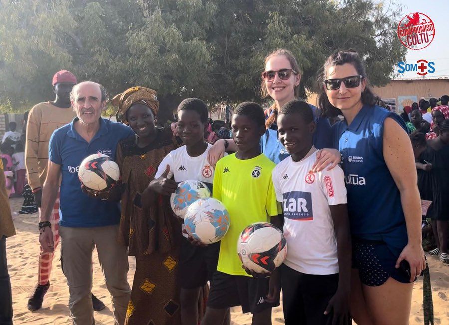 Salustiano López-Contreras, a la izquierda, en otro de sus proyectos en Senegal, con niños con la camiseta de la Cultural. | CYD
