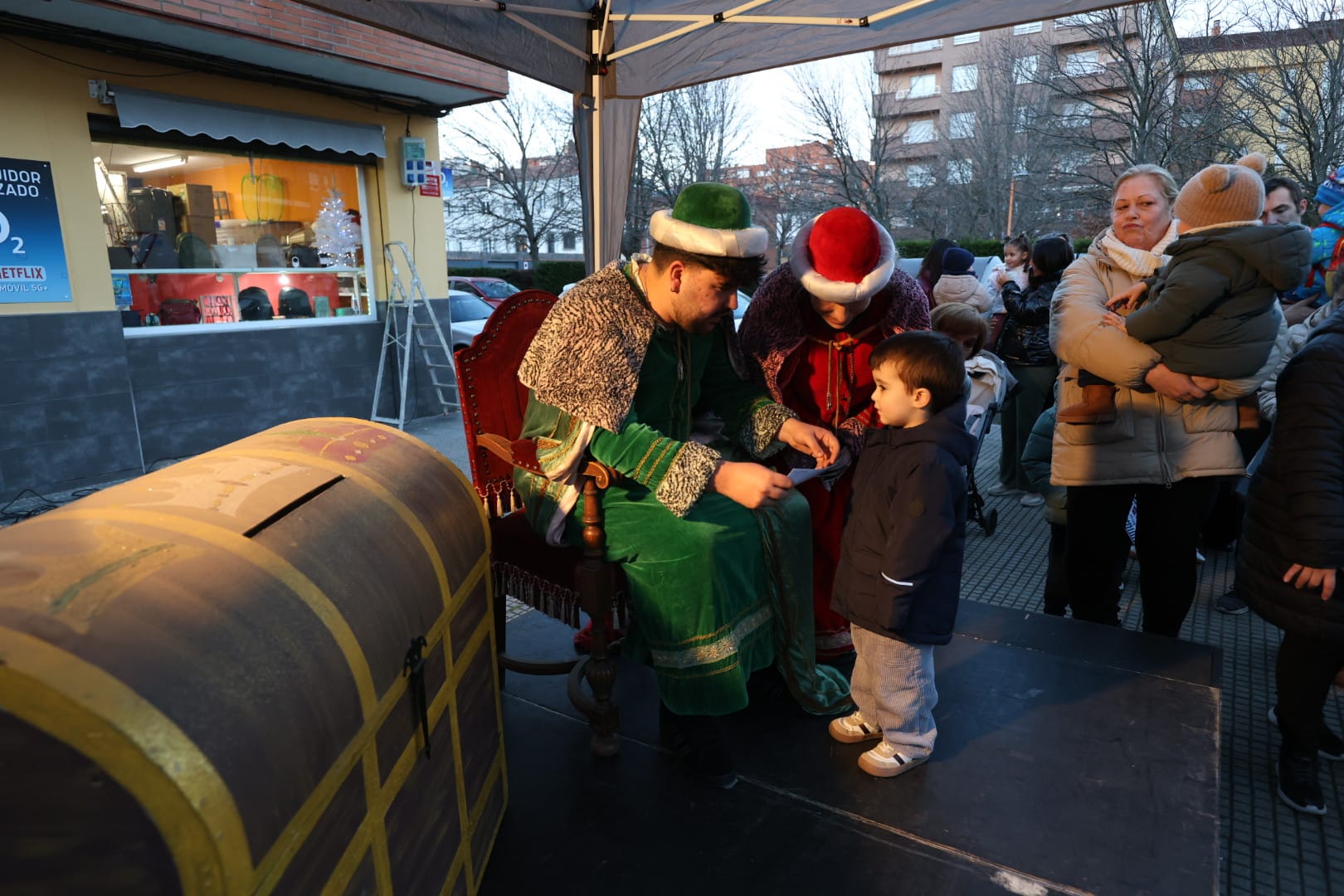 Niños entregan sus cartas al Cartero Real en León
