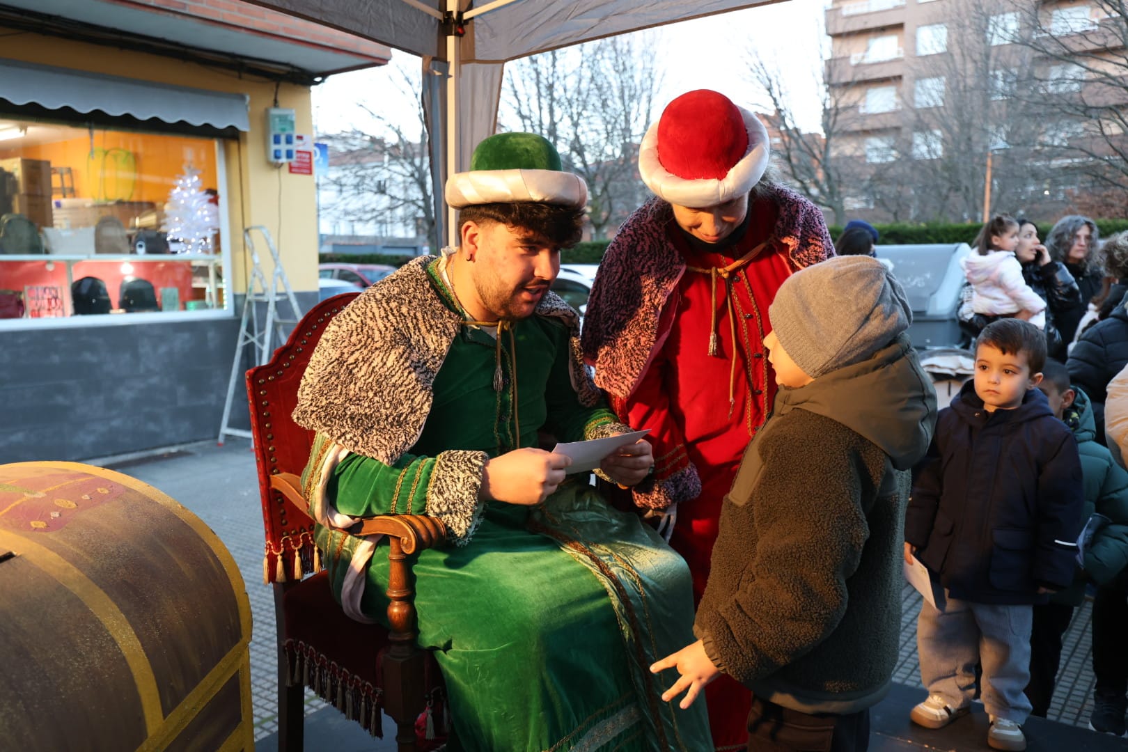 Niños entregan sus cartas al Cartero Real en León