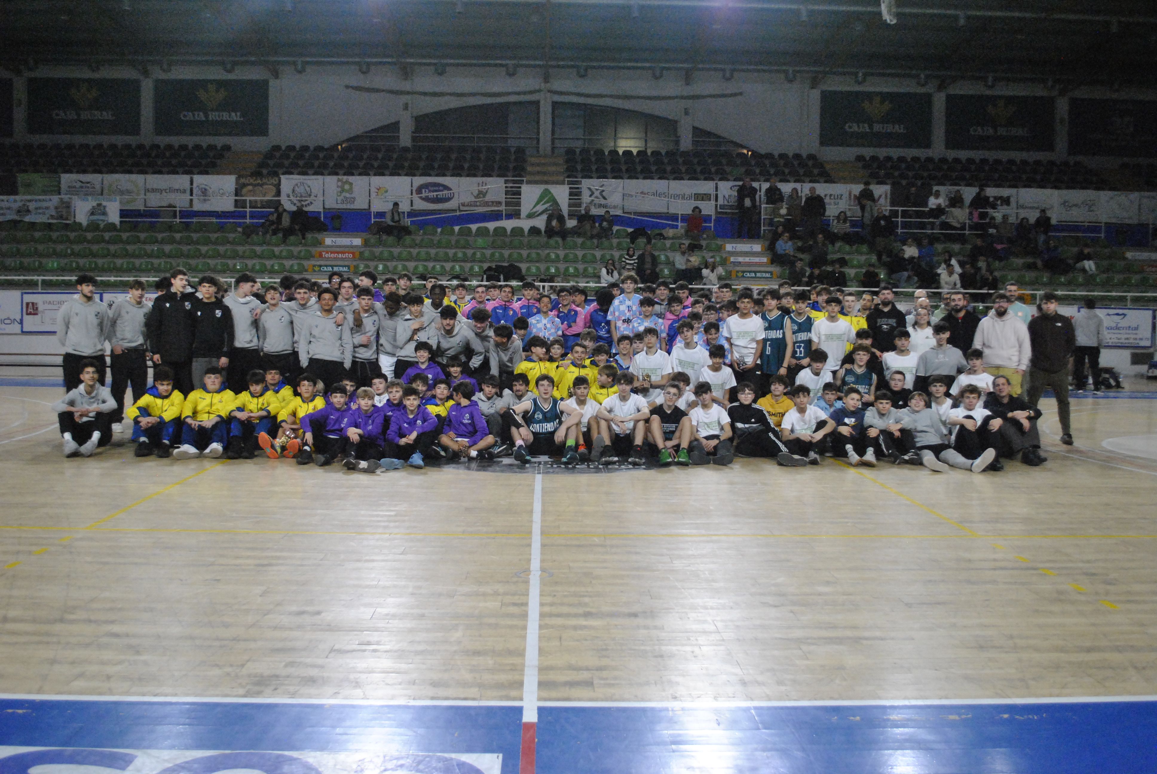 Foto de familia de los jugadores de los diferentes equipos participantes en el campeonato. L.N.C.