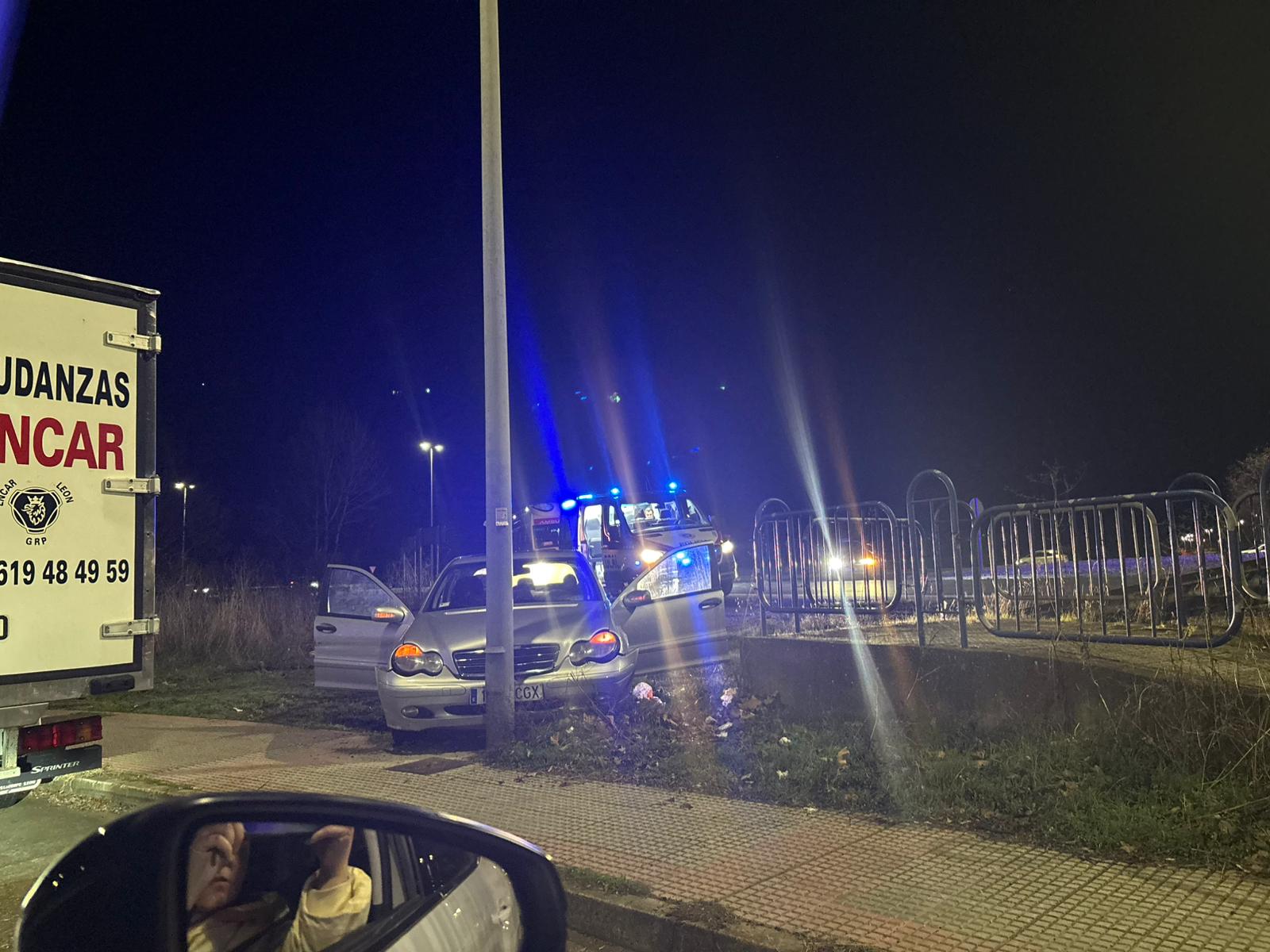 Accidente en la rotonda del Carrefour en León, donde una mujer resultó herida | ROCÍO PRADA