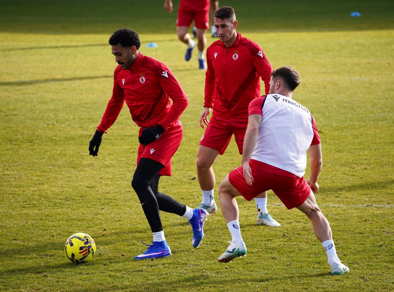 Mboula y Manu Justo, durante la sesión de este lunes. | CYD