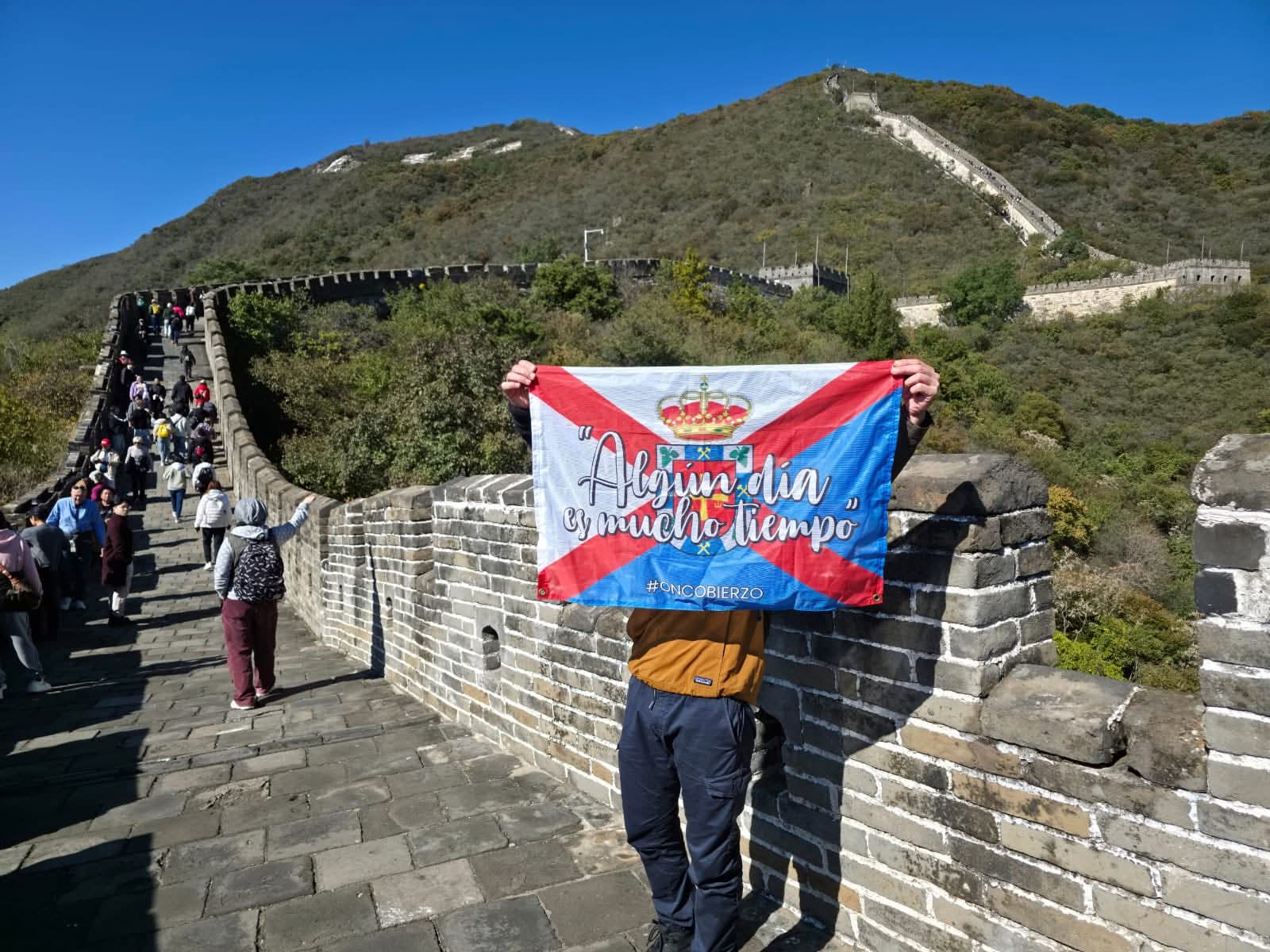 La bandera de Oncobierzo en la Gran Muralla.