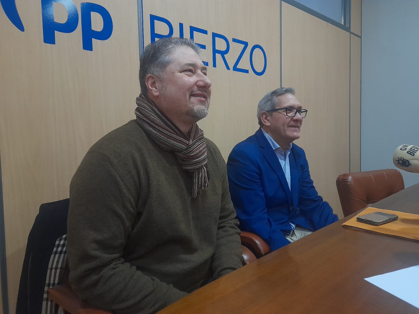 Canedo reprochando la existencia de una "caja B" en Cacabelos. | MAR IGLESIAS