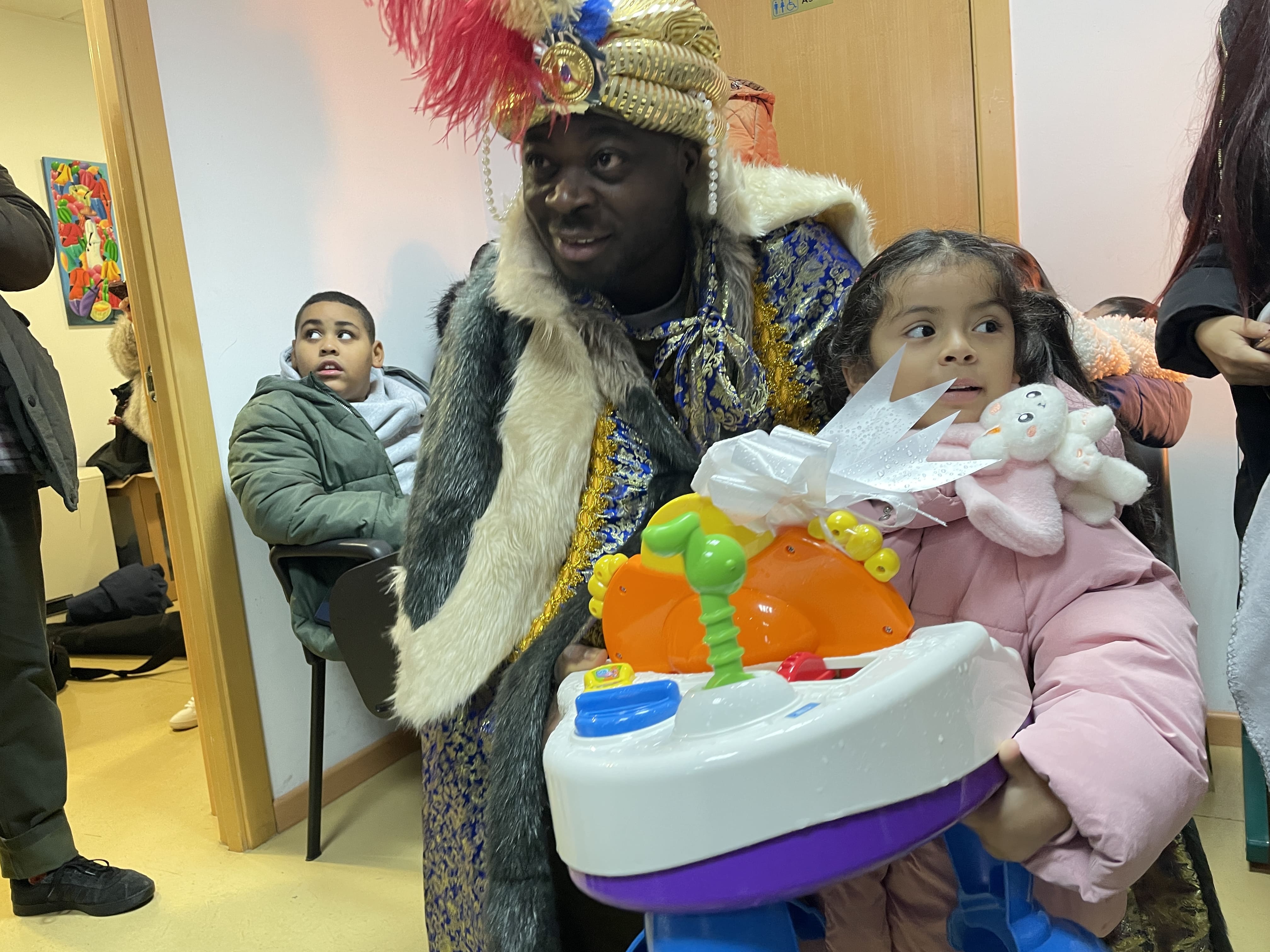 Entrega de los juguetes el año pasado por el Día de Reyes. | JAVIER FERNÁNDEZ