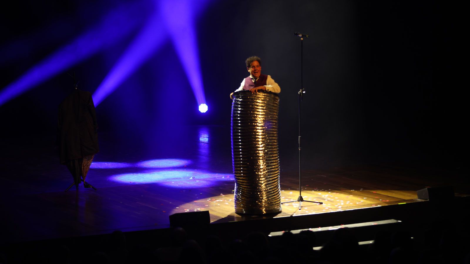 Uno de los números de la Gala Internacional de esta vigésimo segunda edición del festival 'León vive la magia'. | FERNANDO OTERO