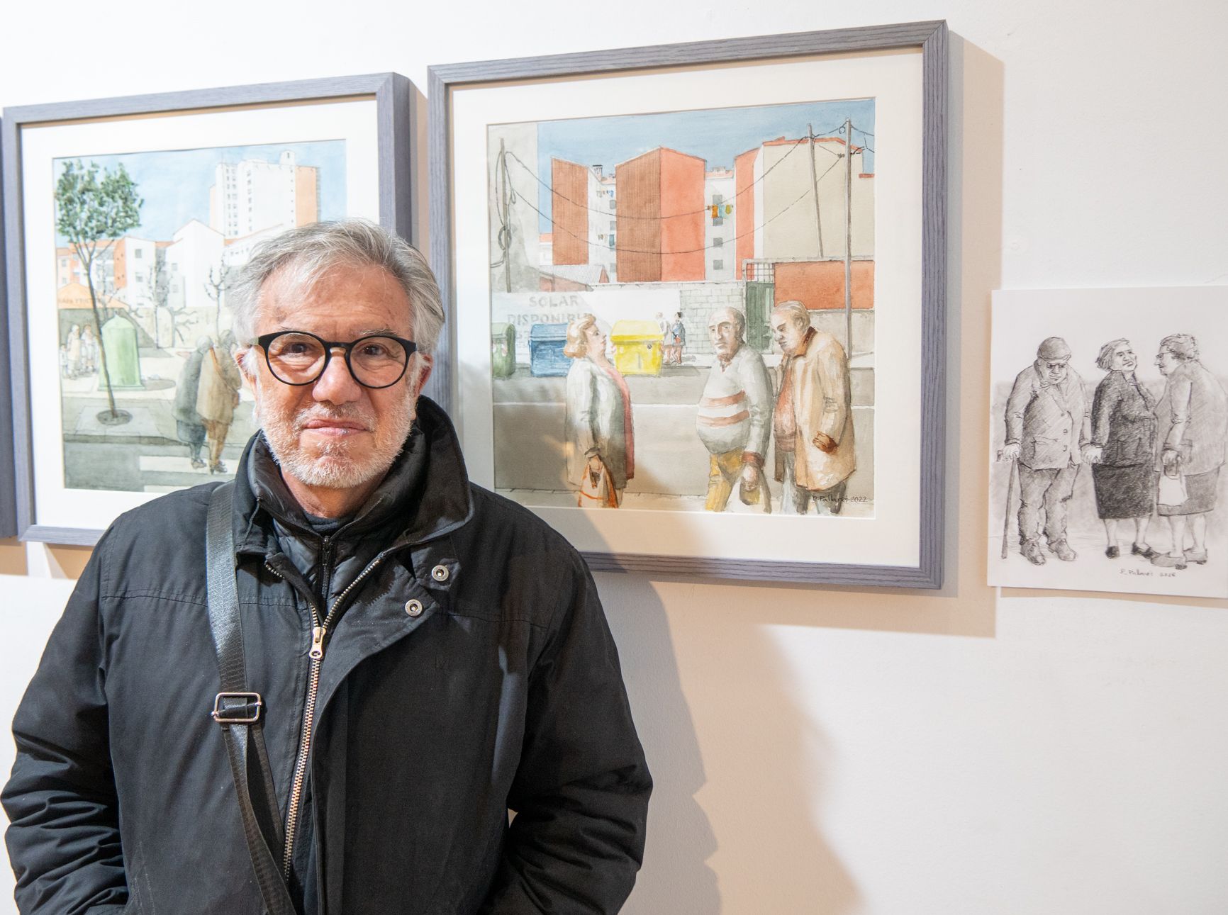 El artista Ramón Pallarés ante algunas de sus obras expuestas en la Galería Espacio E. | VICENTE GARCÍA