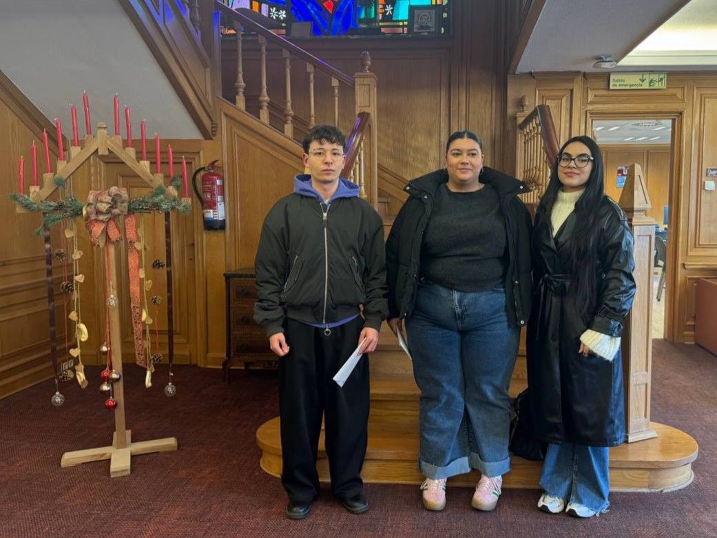 Tres de los cuatro jóvenes que se incorporan a su nuevo puesto de trabajo durante un año. | L.N.C.