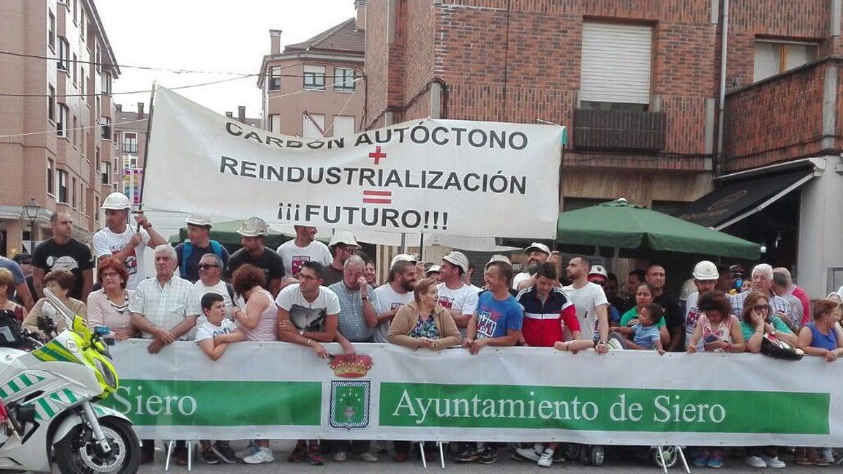 Imagen de una protesta de los mineros de Astur Leonesa a la entrada de la central de Compostilla en Cubillos del Sil. | ICAL