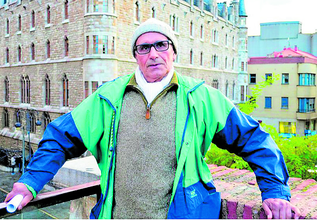 El arquitecto Paco Alonso lleva 25 años publicando el Calendario San Jorge de Agricultura y Construcción. | LAURA PASTORIZA El arquitecto Paco Alonso lleva 25 años publicando el Calendario San Jorge de Agricultura y Construcción. | LAURA PASTORIZA