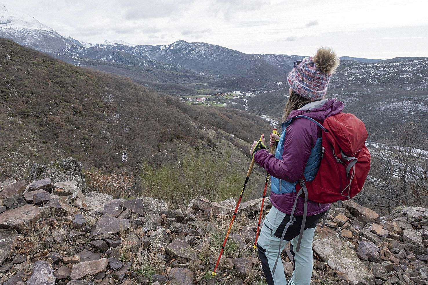 Subiendo y Vegacervera al fondo. |VICENTE GARCÍA