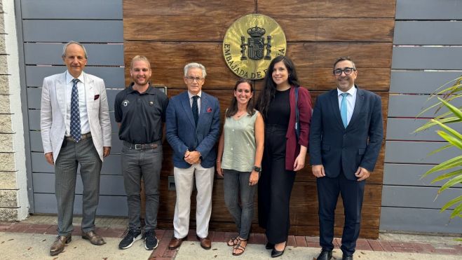 El investigador recibido por las autoridades locales de Angola.