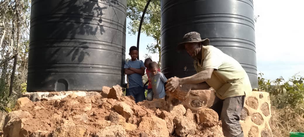 Los nuevos bidones instalados en Kikuyo.