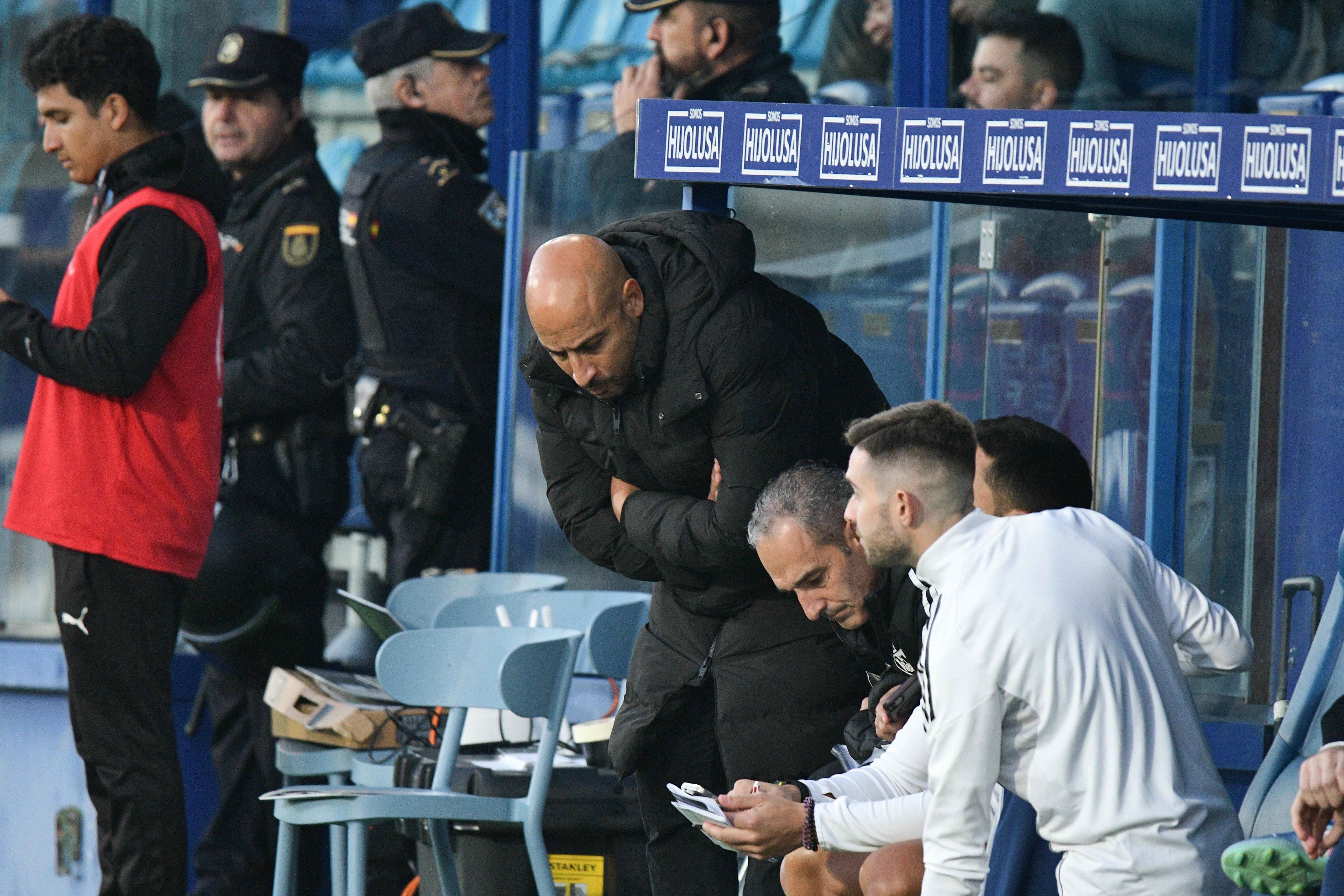 Mehdi Nafti con su cuerpo técnico  durante el partido ante el Arenteiro en El Toralín. QUINITO