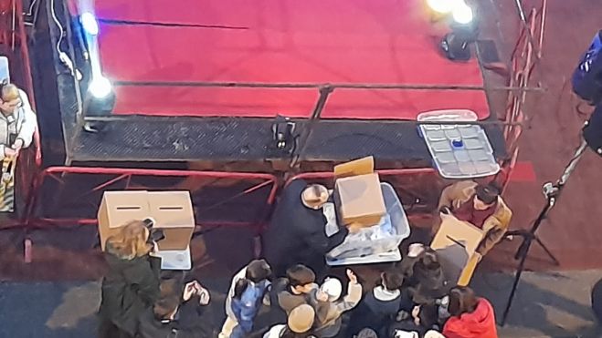 Uniendo todas las papeletas de las urnas para iniciar el sorteo. | MAR IGLESIAS Uniendo todas las papeletas de las urnas para iniciar el sorteo. | MAR IGLESIAS