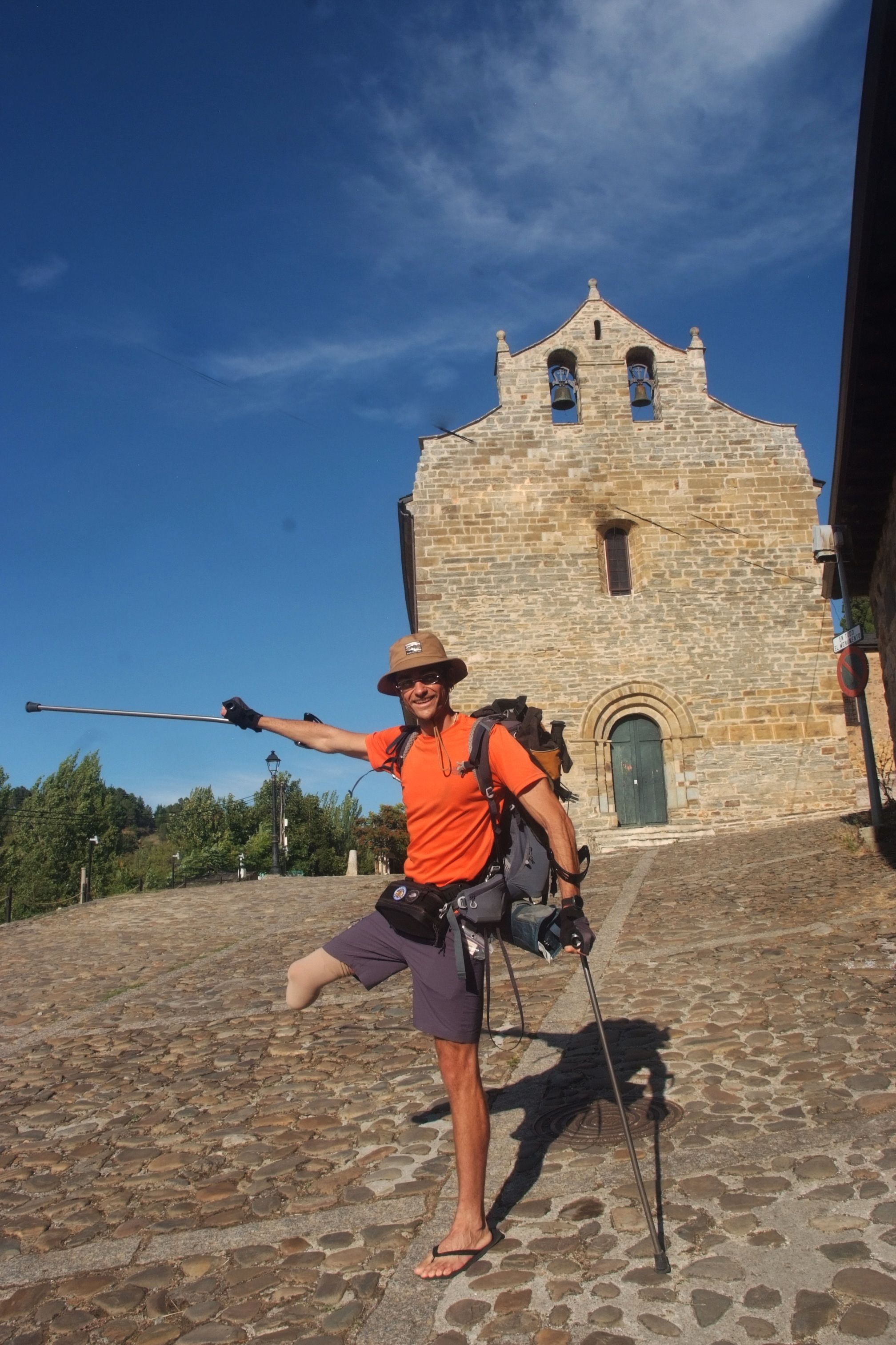 El peregrino a su paso por Villafranca del Bierzo con la sonrisa delCamino. |Daniela Carmona