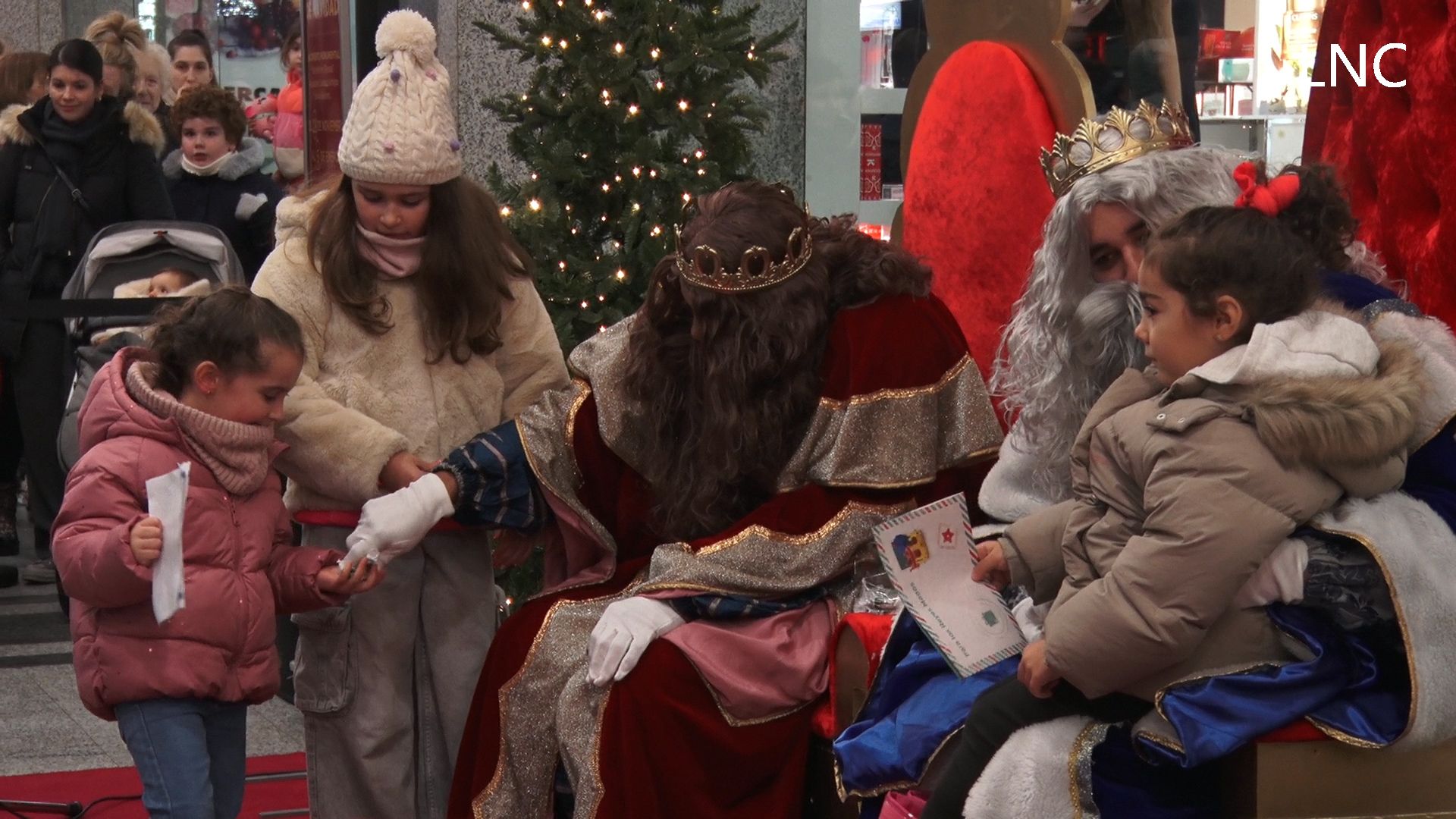 Los Reyes Magos se adelantan y llegan a León para escuchar los deseos de los niños | LAURA PASTORIZA Los Reyes Magos se adelantan y llegan a León para escuchar los deseos de los niños | LAURA PASTORIZA