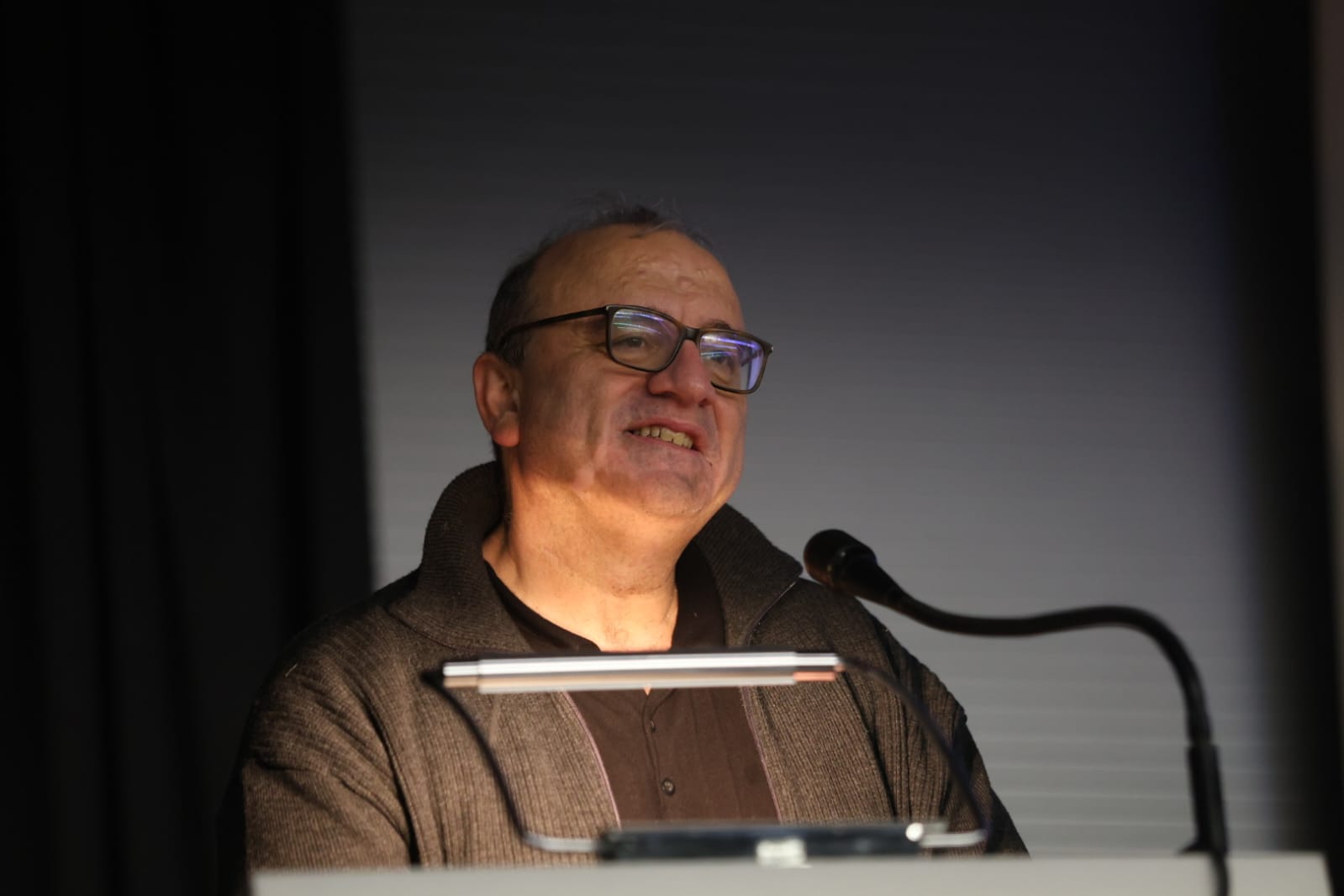 El físico e investigador Antonio Turiel pronunció este viernes una conferencia en el salón de actos del Ayuntamiento de León. | FERNANDO OTERO