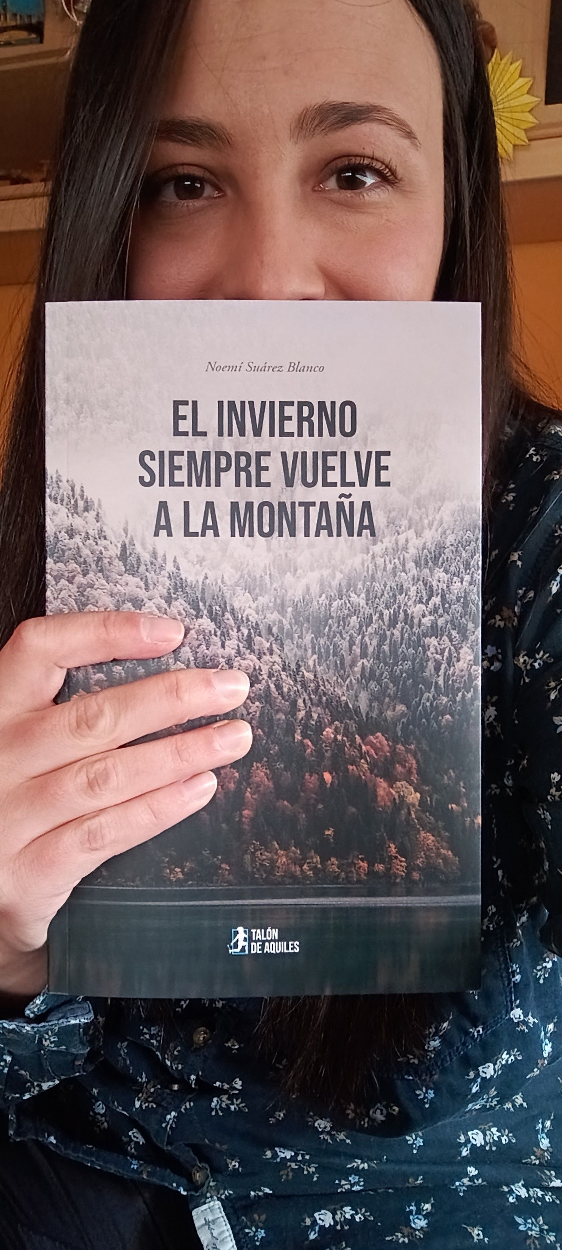 Noemí Suarez posando junto a su novela ‘El invierno siempre vuelve a la montaña’.