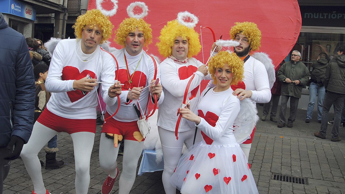 Un grupo de cupidos celebran San Valentín en el Carnaval de La Bañeza, en una imagen de archivo. | ABAJO