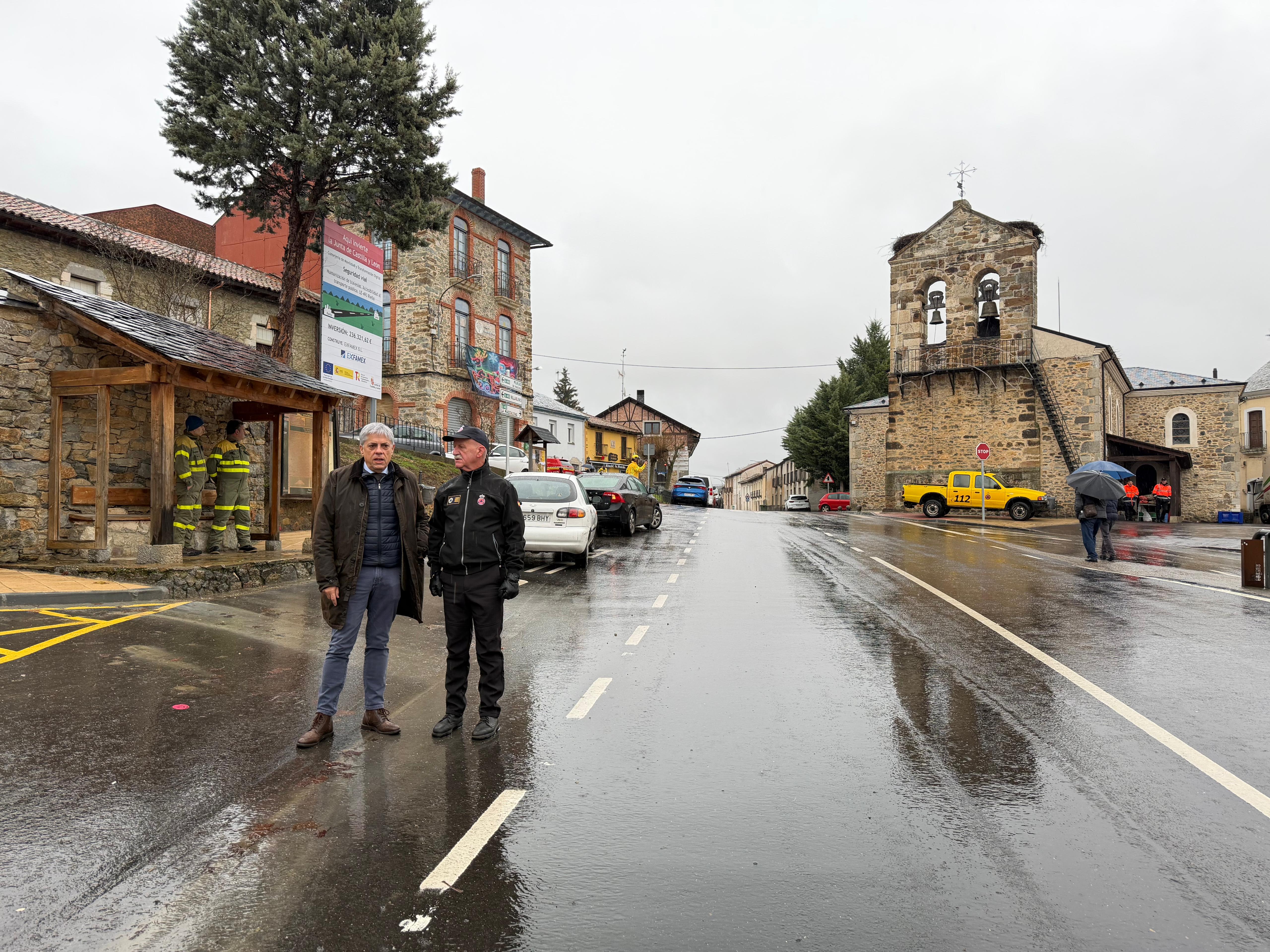 Eduardo Diego y Manuel Rodríguez durante la visita a la travesía renovada. | L.N.C.