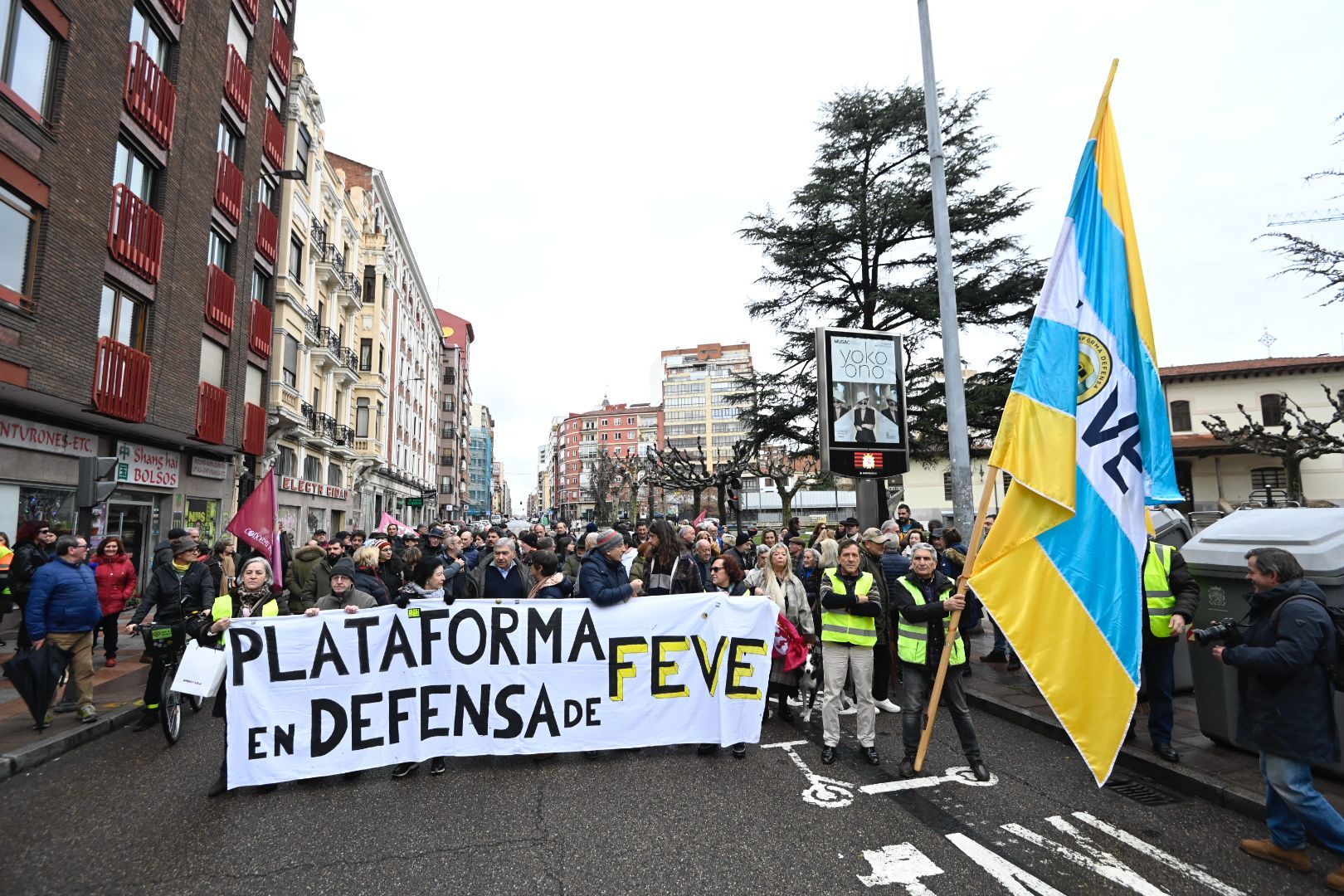 Concentración en la avenida del Padre Isla este sábado. | SAÚL ARÉN