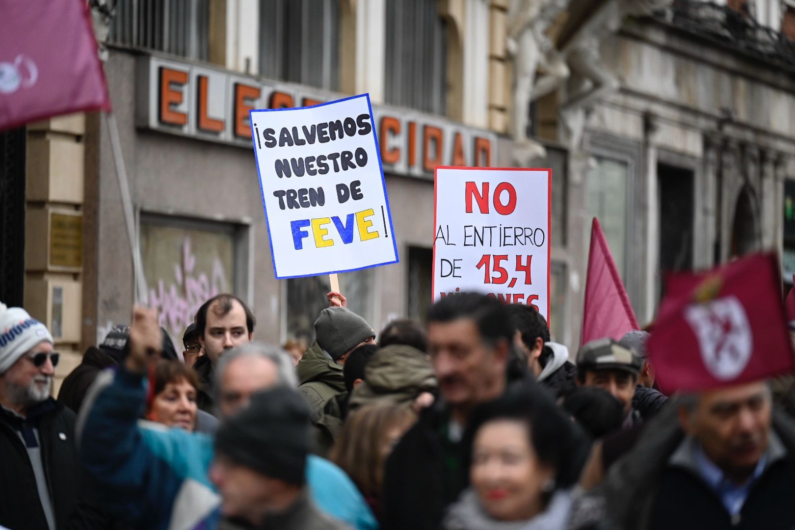 Algunas de las pancartas durante la protesta. | SAÚL ARÉN