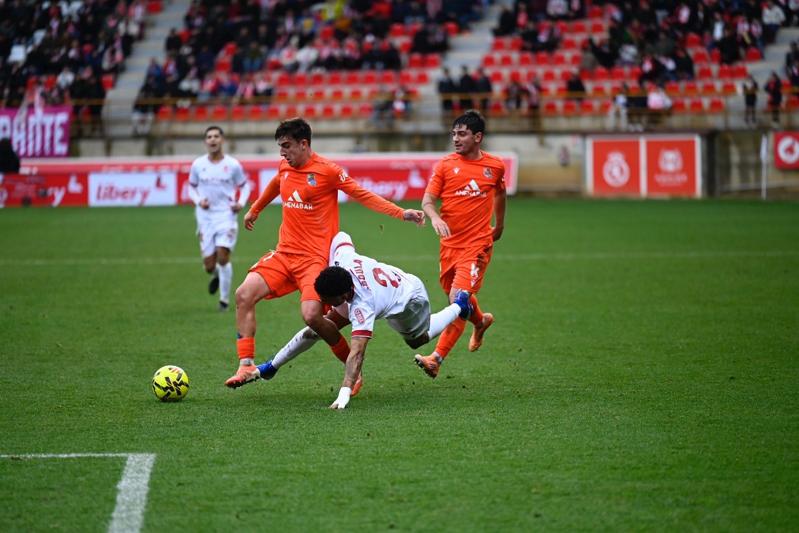 El extremo de la Cultural, Mboula, es derribado por un defensor de la Real B. | SAÚL ARÉN