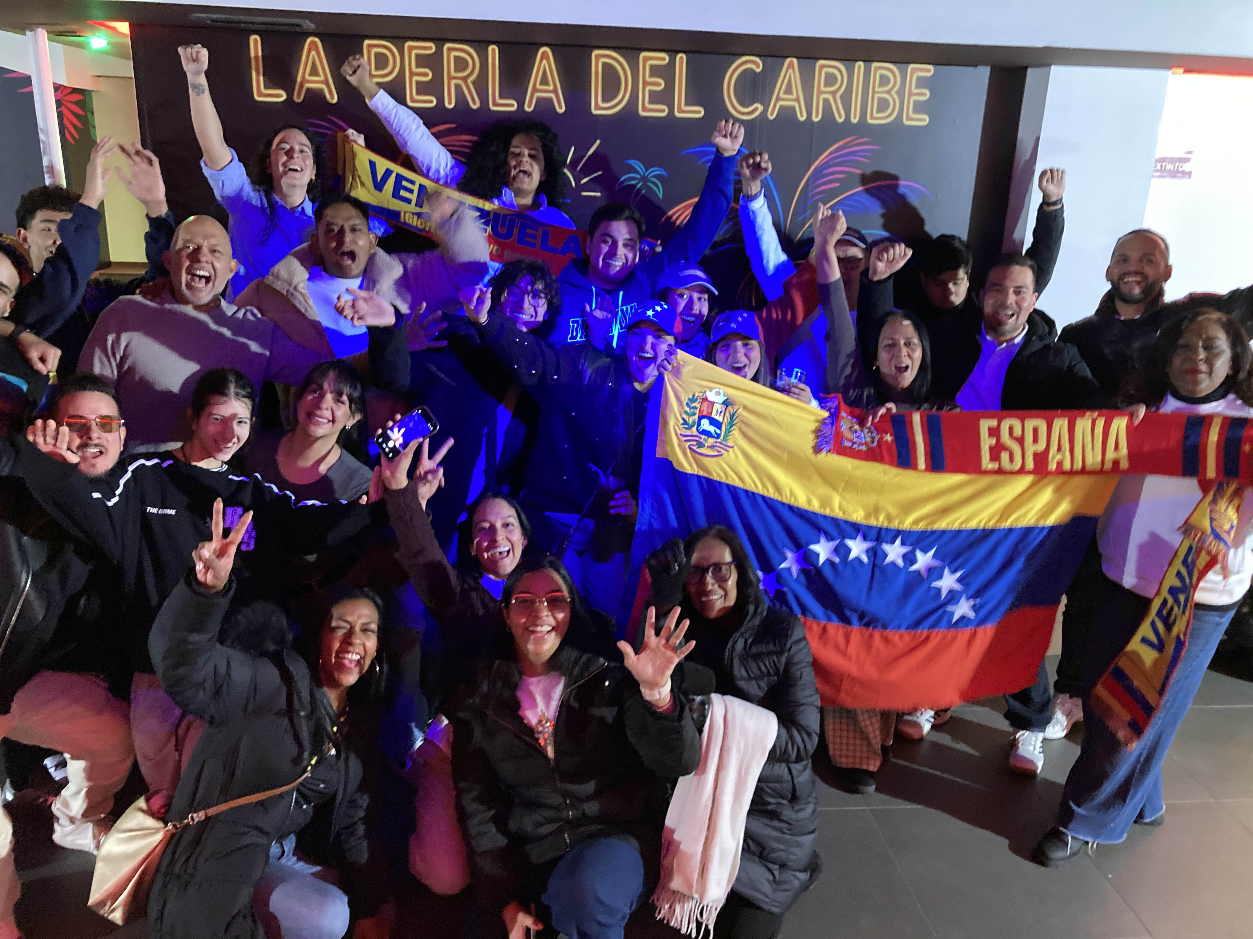 Venezolanos celebrando en el pub La perla del Caribe de León la captura de Maduro. | PEIO GARCÍA (ICAL)