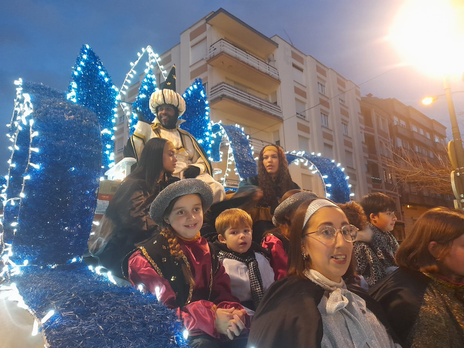 El Mago Chalupa en su viaje al Ayuntamiento de Ponferrada para recoger las llaves de la ciudad. | MAR IGLESIAS