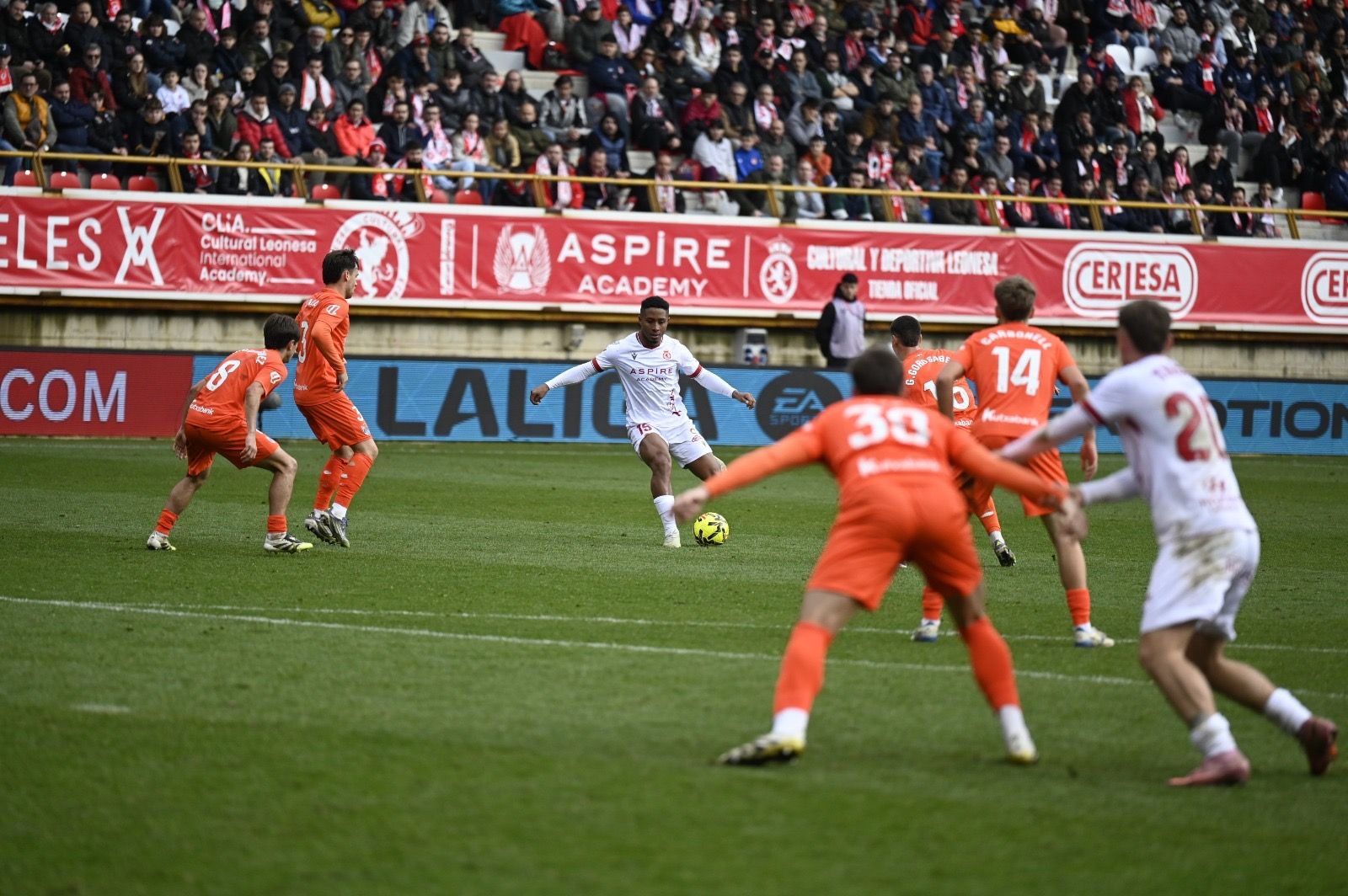 Lucas Ribeiro se dispone a poner un centro en el choque entre Cultural y Real B. | SAÚL ARÉN