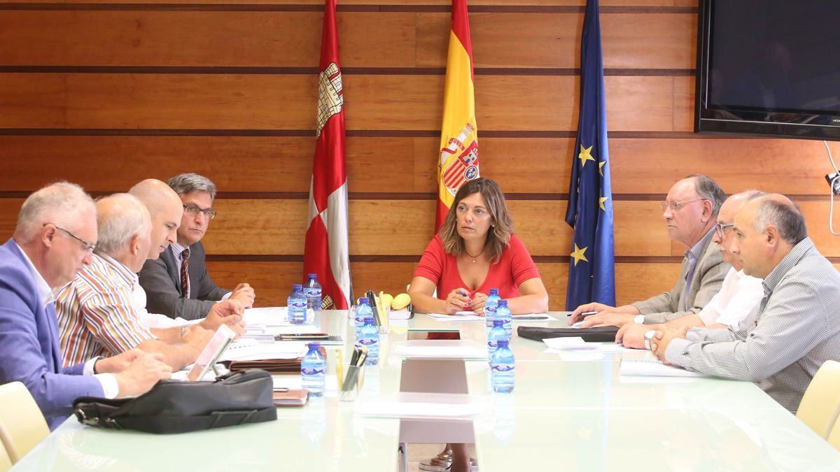 La consejera de Agricultura y Ganadería, Milagros Marcos, y representantes de Ferduero reunidos para tratar las inundaciones de los cultivos. | ICAL