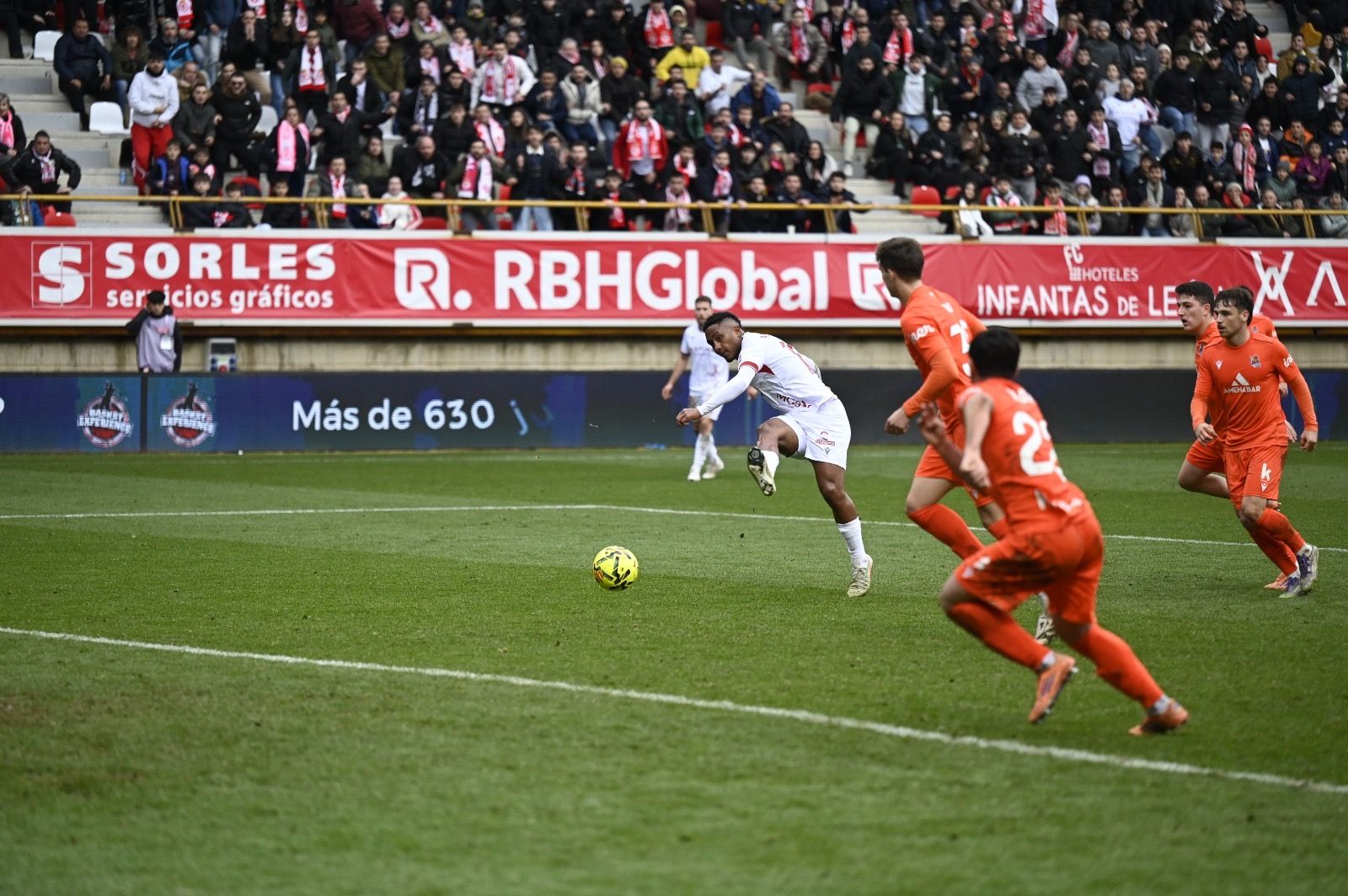 Lucas Ribeiro dispara a portería durante el encuentro de la Cultural ante la Real B. 1 SAÚL ARÉN